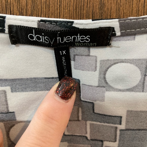 Daisy Fuentes white black and gray size 1X blouse - Picture 3 of 3